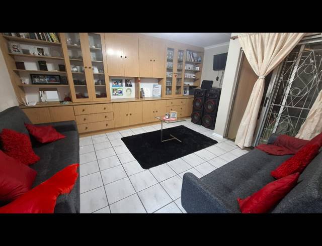 3 BEDROOM HOUSE FOR SALE IN LENTEGEUR